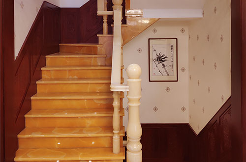 蒋湖农场中式别墅室内汉白玉石楼梯的定制安装装饰效果